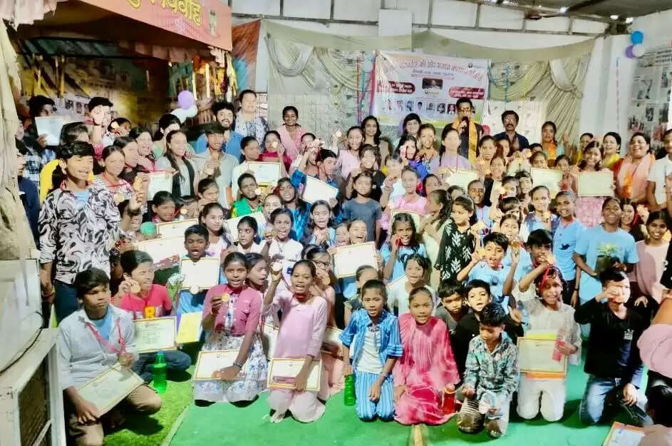 “कम संसाधनों में रचा कीर्तिमान: बस्ती के 70 मेधावी बच्चों को मिला सम्मान”