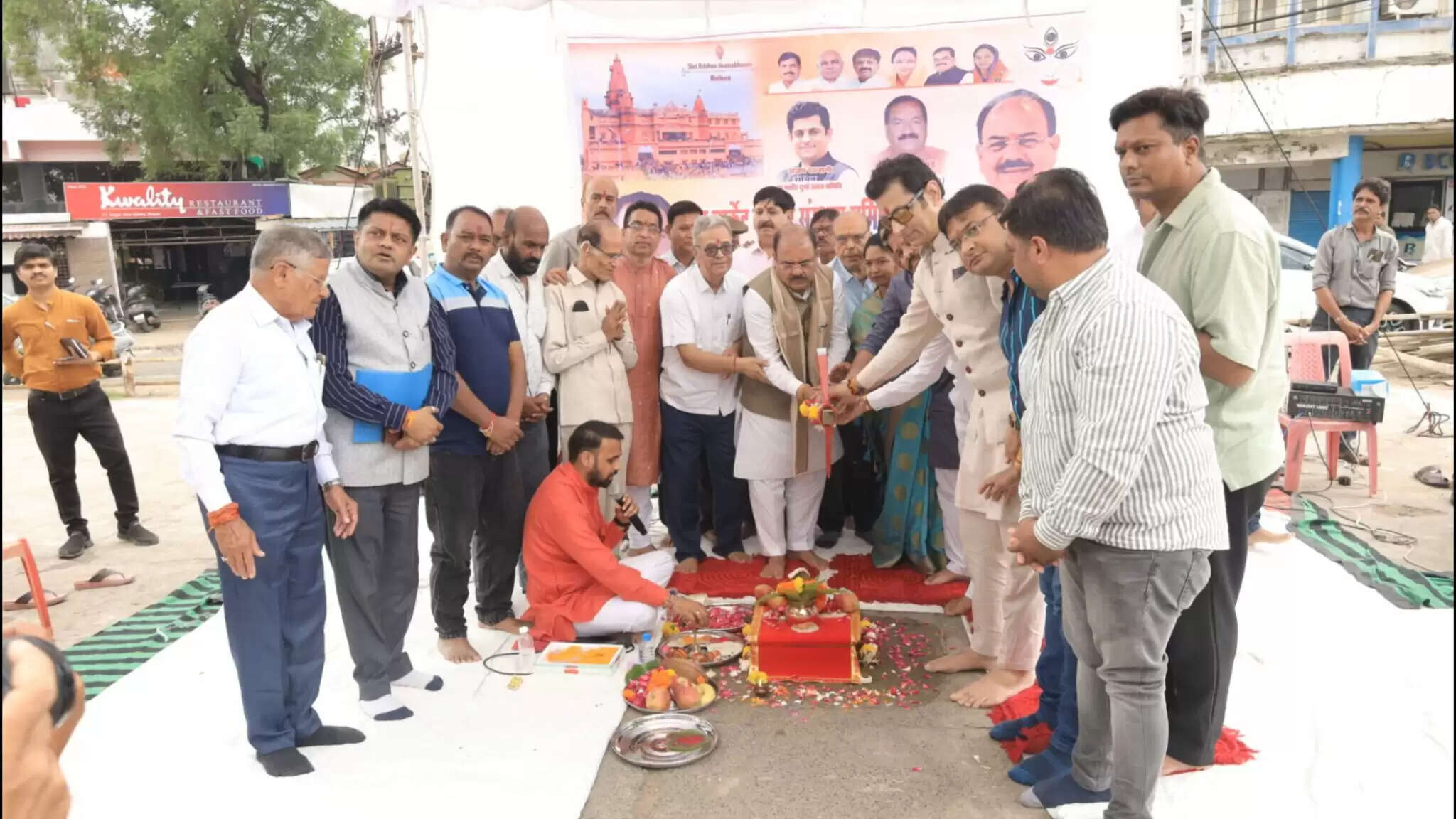 मथुरा के श्रीकृष्ण जन्मभूमि मंदिर की प्रतिकृति में सजेगी न्यू मार्केट की भव्य दुर्गा झांकी, 45 लाख की लागत से होगा निर्माण